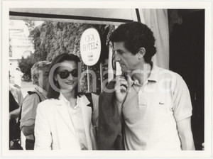 Fotografia d epoca originale 1985 ca VENEZIA Mostra del Cinema  Claude LELOUCH Evelyn BOUIX Foto 24x18 cm 1