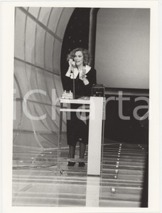 Fotografia d epoca originale 1985 RAI UNO Loretta Goggi in Quiz  Loretta GOGGI al telefono  Foto 18x24 cm 1