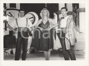 Fotografia d epoca originale 1985 ca RAI  Loretta GOGGI con due ballerini  Foto 24x18 cm 1