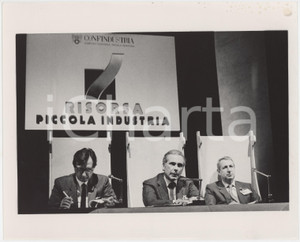 Fotografia d epoca originale 1990 ca CONFINDUSTRIA Convegno con Giuseppe GAZZONI e Franco MUSCARÃ€ Foto 25x20 1