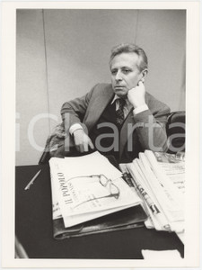 Fotografia d epoca originale 1985 ca DEMOCRAZIA CRISTIANA Luigi GRANELLI legge IL POPOLO CODOGNESE Foto 18x24 1