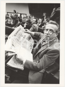 Fotografia d epoca originale 1985 ca DEMOCRAZIA CRISTIANA Luigi GRANELLI legge IL POPOLO Foto 18x24 cm 1