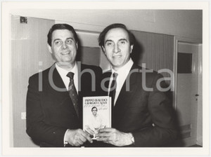 Fotografia d epoca originale 1985 ca Pippo BAUDO Giorgio CAJATI con il libro Un anno in...sieme Foto 1