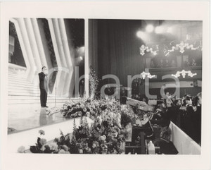 Fotografia d epoca originale 1985 ca FESTIVAL DI SANREMO Cameraman riprende Pippo BAUDO sul palco  Foto 1