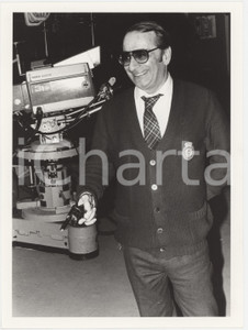 Fotografia d epoca originale 1985 RAI DUE Il tastomatto  Enzo TRAPANI gioca con una pistola  Foto 2 1