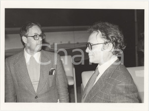 Fotografia d epoca originale 1985 ca ITALIA  COSTUME Silvano Romano con l Avvocato DE LUANI Foto 24x18 cm 1