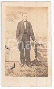 Fotografia d epoca originale 1870 ca ITALIA Giovane uomo  Ritratto con tavolino  Fotografia CDV 1