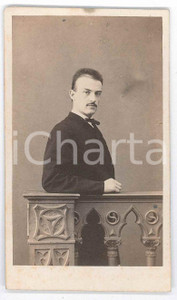 Fotografia d epoca originale 1870 ca ITALIA Giovane uomo alla balaustra  Ritratto  Foto CDV 1