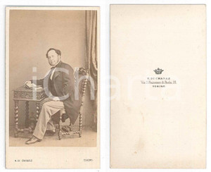 Fotografia d epoca originale 1870 ca TORINO Gentiluomo con un libro  Ritratto  Foto E. DI CHANAZ CDV 1