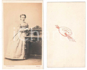Fotografia d epoca originale 1870 ca TORINO Giovane donna con scrivania  Foto F.lli BERNIERI CDV 1