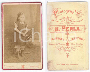 Fotografia d epoca originale 1880 ca FRANCE Ritratto di bambina con il cestino  Foto H. PERLA CDV 1