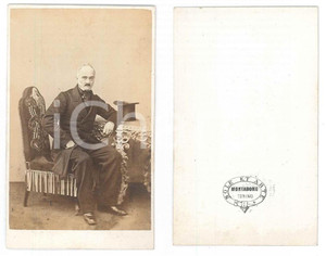 Fotografia d epoca originale 1870 ca TORINO Ritratto di gentiluomo seduto con cilindro  Foto MONTABONE CDV 1