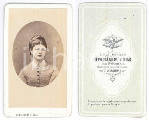 Fotografia d epoca originale 1875 ca MILANO Giovane donna con abito a bottoni  Foto SPAGLIARDI E SILO CDV 1