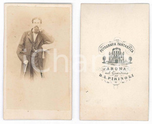 Fotografia d epoca originale 1870 ca ARONA Ritratto maschile con bastone da passeggio  Foto D. A. PIRINOLI 1