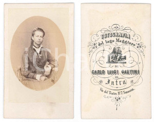 Fotografia d epoca originale 1870 ca VERBANIA INTRA Giovane donna con abito a righe Foto GAETINI CDV 1