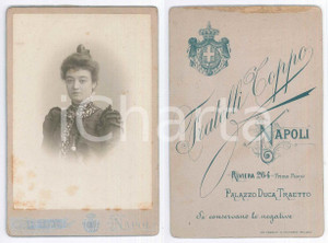 Fotografia d epoca originale 1890 ca NAPOLI Giovane donna in abito ricamato  Busto Foto Fratelli TOPPO 1