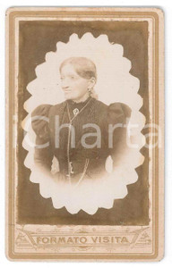 Fotografia d epoca originale 1900 ca ITALIA Ritratto di donna con catena dorata Foto formato CDV 1