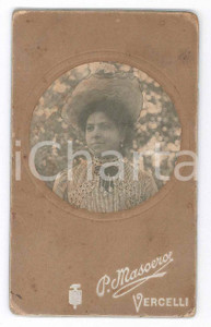 Fotografia d epoca originale 1910 ca VERCELLI Giovane donna in abito a righe Foto P. MASOERO CDV 1