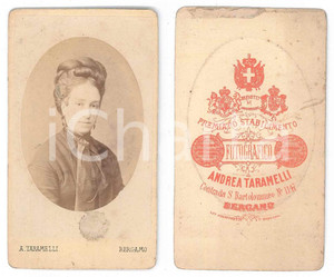 Fotografia d epoca originale 1900 ca BERGAMO Contrada San Bartolomeo  Donna  Foto Andrea TARAMELLI  CDV 1