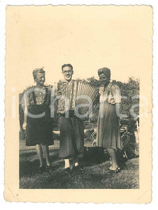 Fotografia d epoca originale 1950 ca Area di BIELLA Gita in campagna con la fisarmonica  Foto anonima 7x9 cm 1
