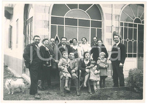 Fotografia d epoca originale 1935 ca Area di BIELLA  Famiglia nel cortile di una villa Foto 17x12 cm 1