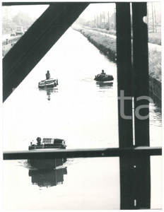 Fotografia d epoca originale 1975 ca MILANO  NAVIGLI  Barche per la pulizia Foto artistica 21x27 cm 1