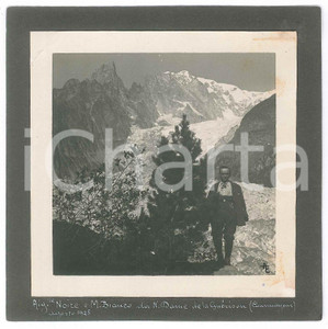 Fotografia d epoca originale Agosto 1928 COURMAYEUR Alpinista con Aiguille Noire e Monte Bianco Foto 1