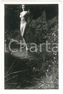Fotografia d epoca originale 1955 ca EROTICA VINTAGE Bikini girl in the woods  Photo 6x9 cm 1
