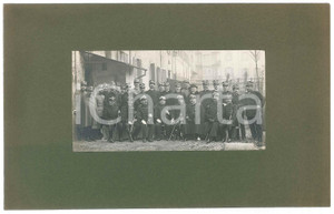 Fotografia d epoca originale 1915 ca WW1 REGIO ESERCITO Gruppo di ufficiali in un cortile  Foto 25x16 cm 1