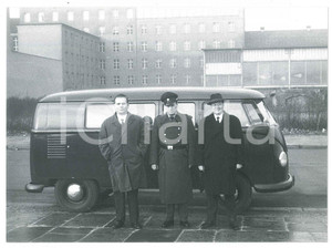 Fotografia d epoca originale 1962 BERLINO Area del Muro  Ufficiali e funzionario in una caserma  Foto 2 1