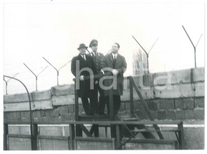 Fotografia d epoca originale 1962 MURO DI BERLINO Ufficiali e funzionari guardano dalla pedana  Foto 18x13 1