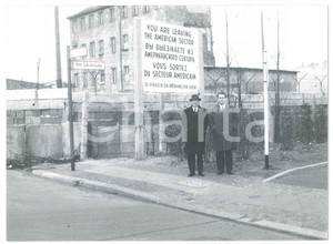Fotografia d epoca originale 1962 WALL OF BERLIN Checkpoint with sign You are leaving the American Sector 1