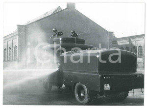 Fotografia d epoca originale 1962 BERLINO Area del Muro  Pulitrice nel cortile di una caserma  Foto 18x13 1