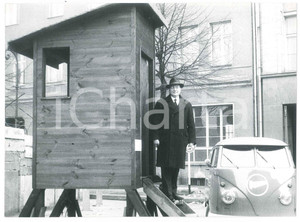 Fotografia d epoca originale 1962 MURO DI BERLINO Funzionario presso una torretta  Fotografia 18x13 cm 1