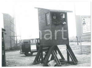 Fotografia d epoca originale 1962 MURO DI BERLINO Ufficiali in una torretta  Fotografia 18x13 cm 1