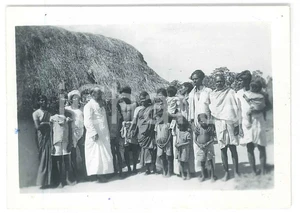 Fotografia d epoca originale 1940 ca AFRICA ORIENTALE ITALIANA Missionario in un villaggio  Foto 9x7 cm 1