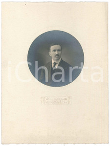 Fotografia d epoca originale 1915 ca MILANO Ritratto maschile  Busto  Fotografia Gigi BASSANI 20x27 cm 1