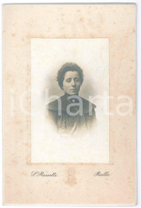 Fotografia d epoca originale 1900 ca BIELLA Ritratto di donna con abito ricamato Foto Simone ROSSETTI 1