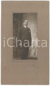 Fotografia d epoca originale 1920 ca MILANO Ritratto maschile con i guanti  Foto G. CONTIERO 15x26 cm 1