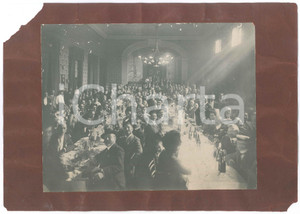 Fotografia d epoca originale 1915 ca COSTUME ITALIA Banchetto affollato in salone D. VILLA  Foto 35x25 cm 1