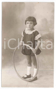 Fotografia d epoca originale 1925 CODOGNO LO Ritratto di bambino con il cerchio  Foto M. RICCOBONI 9x14 cm 1