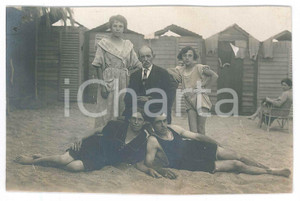 Fotografia d epoca originale 1920 ca LIGURIA Famiglia in uno stabilimento balneare  Foto G. SCAGLIOLA 14x9 1