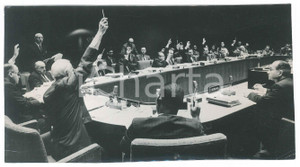 Fotografia d epoca originale 1965 WASHINGTON Riunione OSA  Voto per commissione di pace   Ellsworth BUNKER 1
