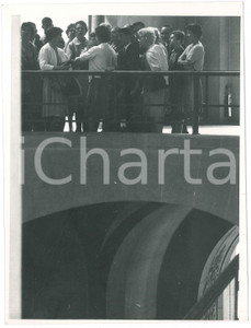 Fotografia d epoca originale 1963 PARIS  MUSÃ‰E DU LOUVRE Turisti con guida  Foto ARTISTICA 18x24 cm 1