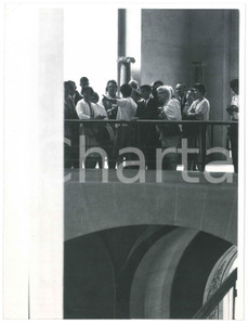 Fotografia d epoca originale 1963 PARIS  MUSÃ‰E DU LOUVRE Turisti con guida  Foto ARTISTICA 18x24 cm 1 1
