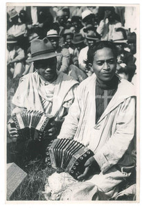 Fotografia d epoca originale 1935 ca MADAGASCAR Azienda agricola  Suonatori di fisarmonica  Foto 13x18 cm 1