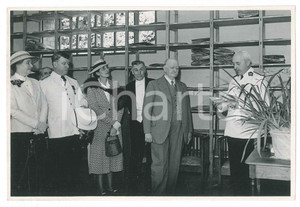 Fotografia d epoca originale 1935 ca MADAGASCAR AutoritÃ  in visita presso un azienda agricola Foto 18x13 1