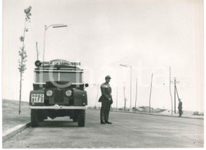 Fotografia d epoca originale 1960 ca ESPAÃ‘A  GUARDIA CIVIL  Coche de auxilio en carretera  Foto 24x18 cm 1