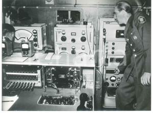 Fotografia d epoca originale 1960 ca DEUTSCHLAND  LANDESPOLIZEI HESSEN  Agenti presso centro radio 3 Foto 1