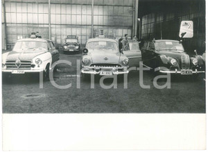 Fotografia d epoca originale 1960 ca DEUTSCHLAND  POLIZEI  Auto di servizio in garage Foto 24x18 cm 1